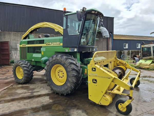John Deere 6850